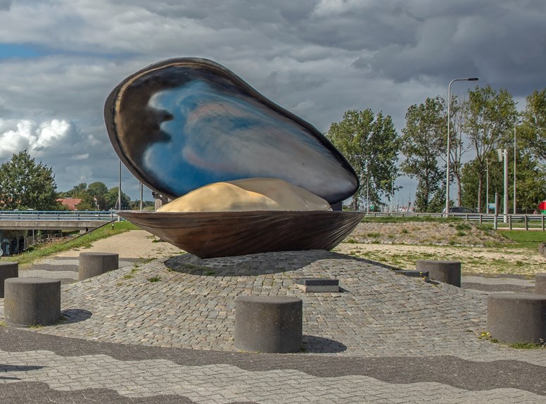 Reuze mossel beeld in Bruinisse