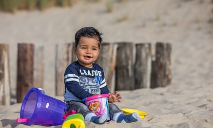 kindje op strand