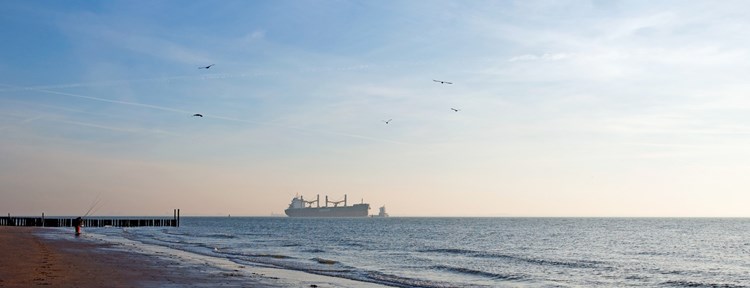 Zeeland maritiem - Autoboot in de haven van Vlissingen