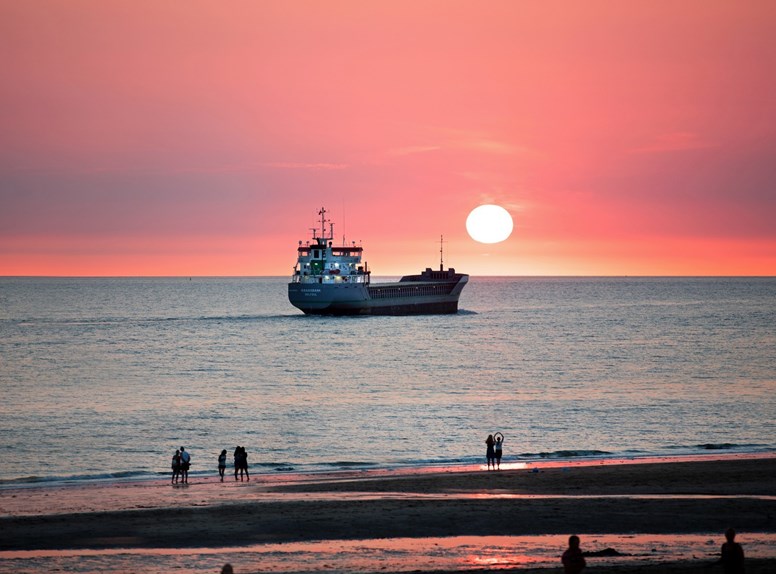 schip nabij strand