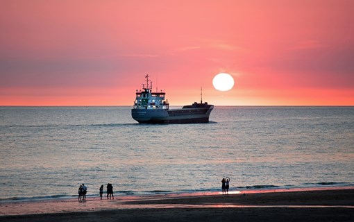 Schiff in der Nähe des Strandes