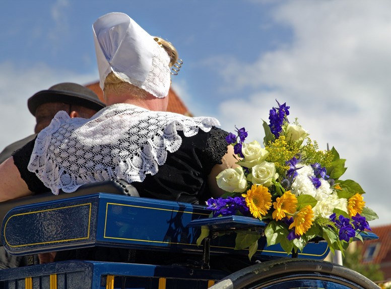 sjees rijden zeeuwse klederdracht