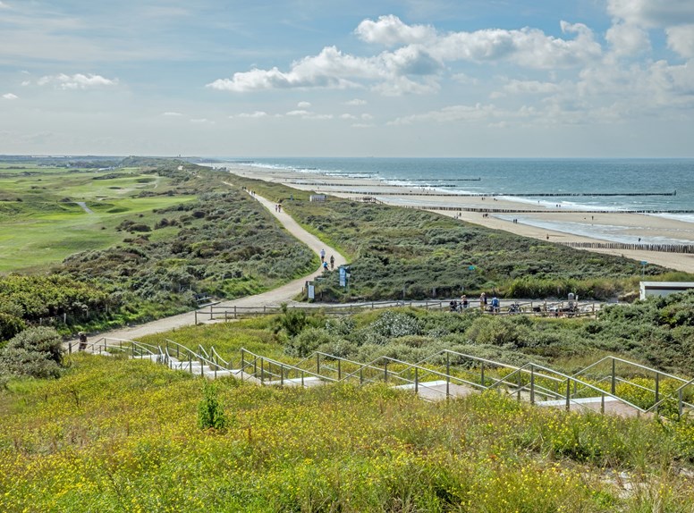 Heerlijk uitwaaien op het strand van Domburg tijdens de Struinen door bos en duin wandelroute is een van onze leukste wandeltips van Zeeland!