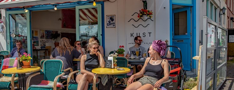 De keuze in bars en cafés in Zeeland is groot. Zoek je een knusse bar of ben je juist op zoek naar een groot café met terras? Je kunt in vele dorpen en steden terecht voor een drankje en hapje!
