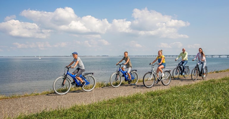 fietsend gezin zeelandbrug