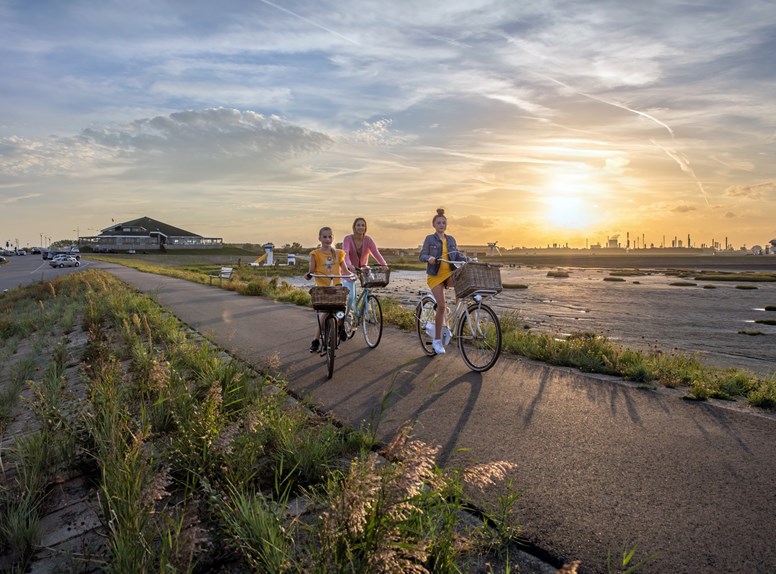 gezin terneuzen dijk zonsondergang