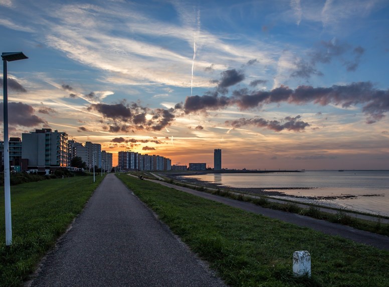 huizen zonsondergang terneuzen