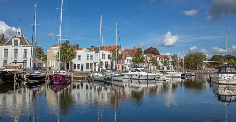 Fietsen op de kade in Goes Zeeland