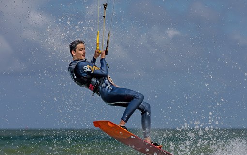 kitesurfen jongen sprong zee