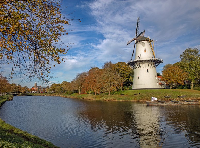 Tijdens je winterwandeling in Zeeland zie je veel prachtige natuurlandschappen en monumenten, zoals deze prachtige molen in Middelburg.