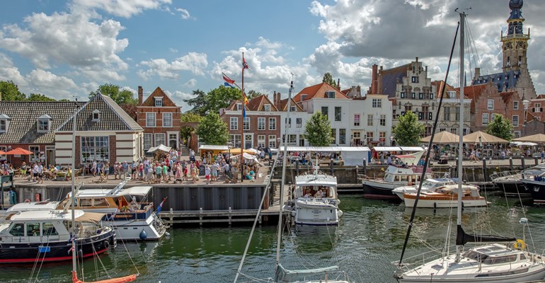 De stad Veere is een prachtige historische stad vol met bezienswaardigheden, winkels en natuur. Wat kan je zien in Veere? Wat kan je doen in Veere? Ontdek hier deze prachtige historische stad!