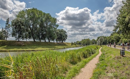 Veerse meer water bewolkt fietsers