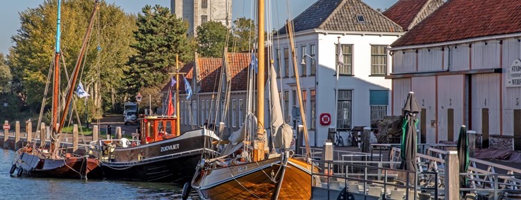 De Werf haven in Zierikzee met op de achtergrond de dikke toren