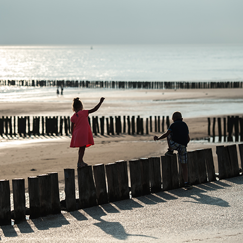 Strand Zeeland, paalhoofden, kinderen op het strand. Om te stranden. Mooi.