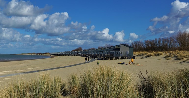 Overnachten in Zeeland op het strand, begin je ochtend met een heerlijke strandwandeling.  Vakantie overnachtingen in Zeeland zijn buitengewoon!