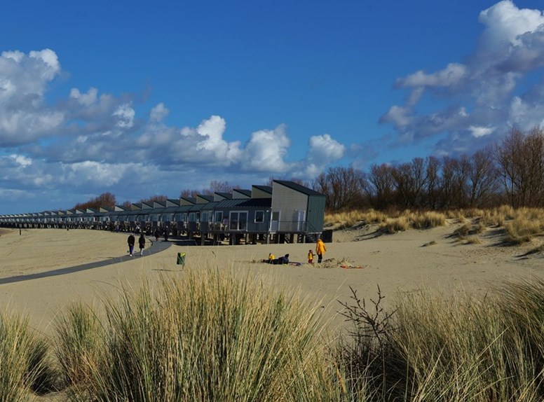 Overnachten in Zeeland op het strand, begin je ochtend met een heerlijke strandwandeling. Vakantie overnachtingen in Zeeland zijn buitengewoon!