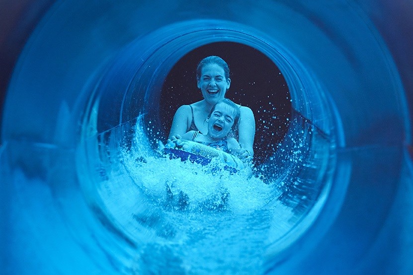 Moeder en kind in zwembad Omnium