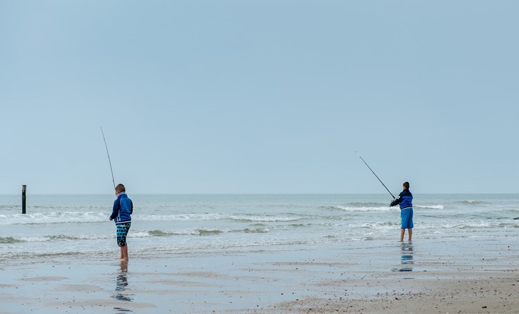 Strand Domburg vissen jongetjes