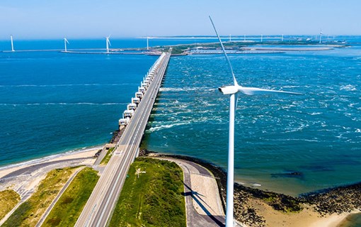 Luchtfoto Oosterscheldekering Zeeland op een zonnige dag