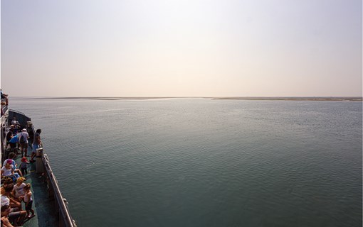 Boot met personen varend door het Nationaal Park Oosterschelde