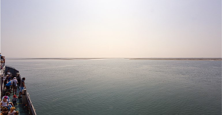 Boot met personen varend door het Nationaal Park Oosterschelde