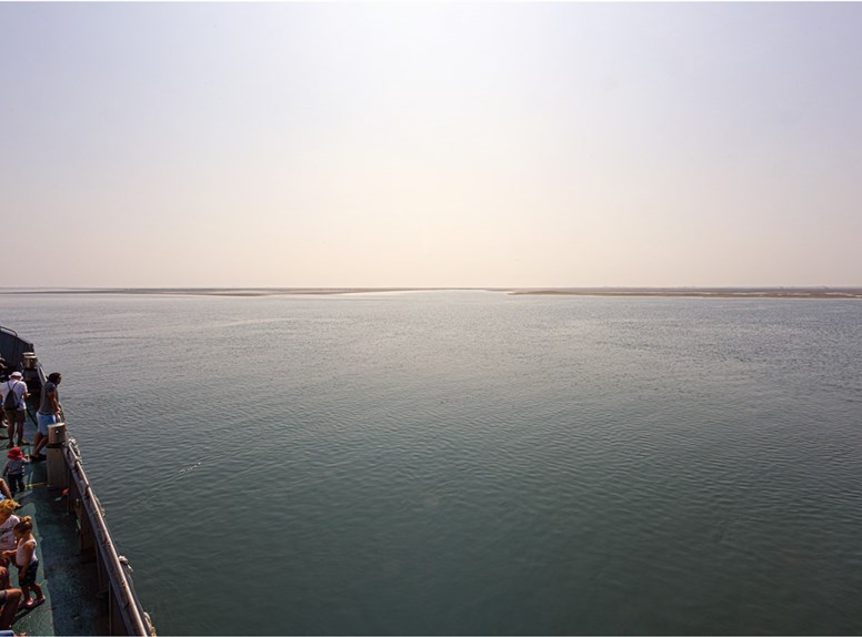 Boot met personen varend door het Nationaal Park Oosterschelde