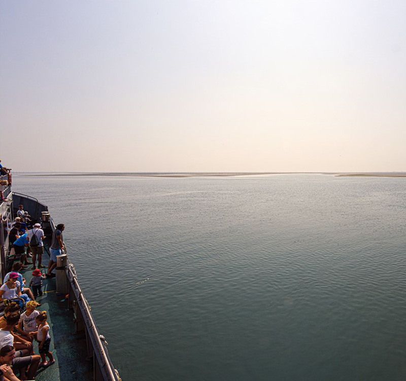 Boot met mensen vaart over de Oosterschelde in de zon