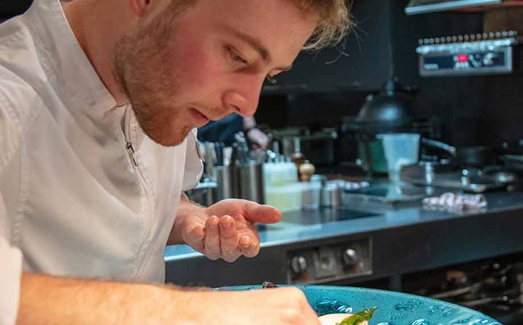 Sterrenrestaurant De Kromme Watergang in Slijkplaat combineert aardse en zilte smaken met een eindeloze dosis lef en creativiteit