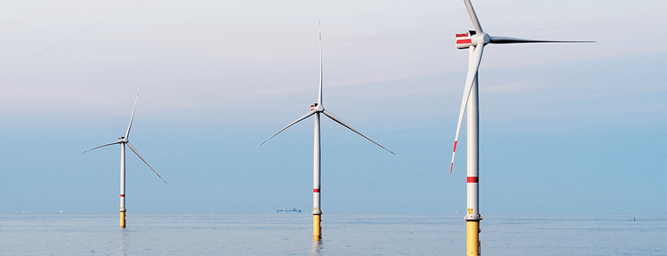 Windmolenpark op zee voor het opwekken van windenergie, een voorbeeld voor het toekomstige windmolenpark Zeeland