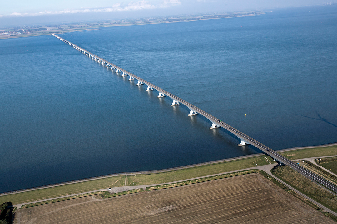 Luchtfoto van de Zeelandbrug over de Oosterschelde
