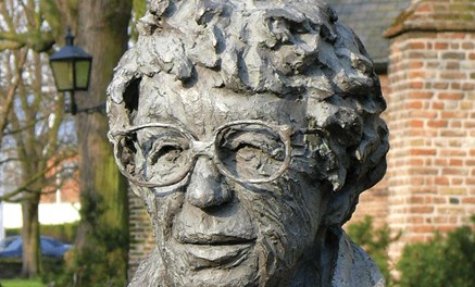Bronzen Beeld Annie M.G. Smidt