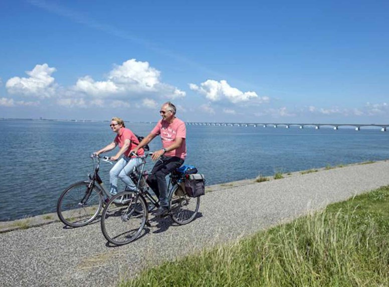 Fietsen op de dijk in Noord-Beveland