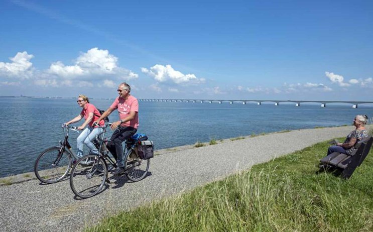 Fietsen op de dijk in Noord-Beveland