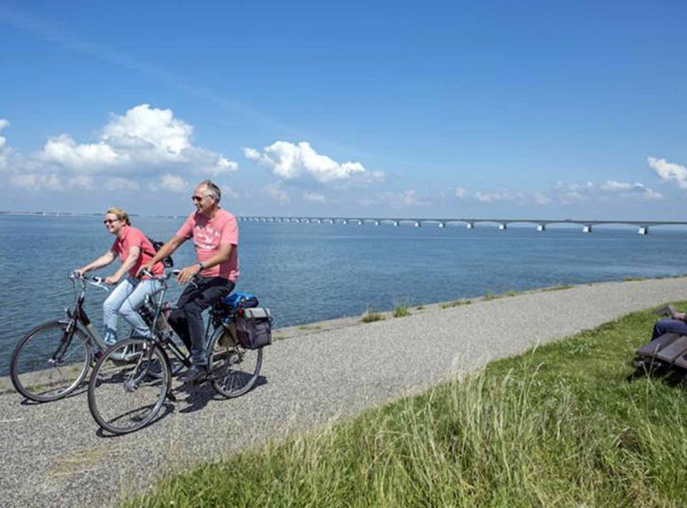 Fietsen op de dijk in Noord-Beveland