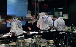 Koken in de keuken in Sluis