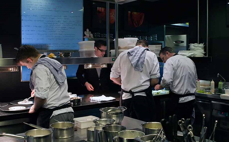 Koken in de keuken in Sluis