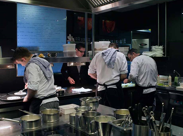 Koken in de keuken in Sluis