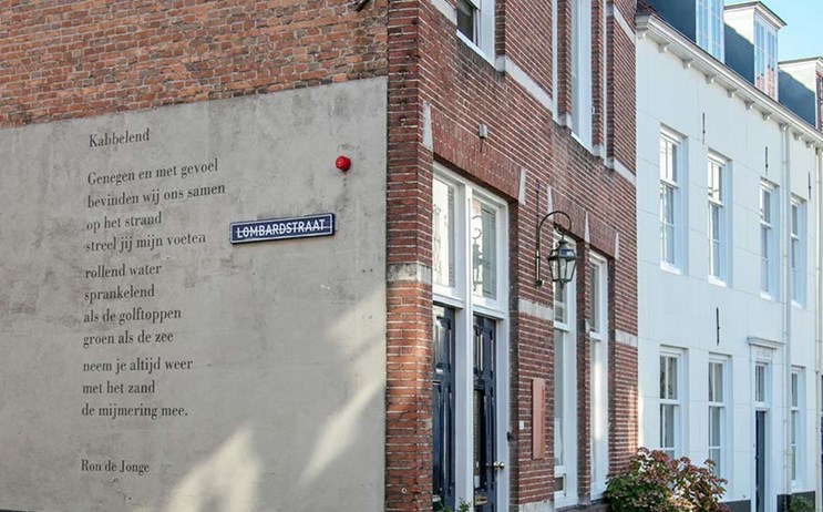 Steegje met tekst op de muur in Middelburg