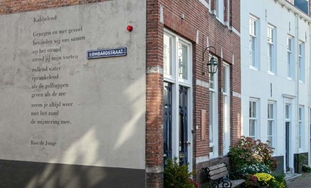 Steegje met tekst op de muur in Gemeente Middelburg