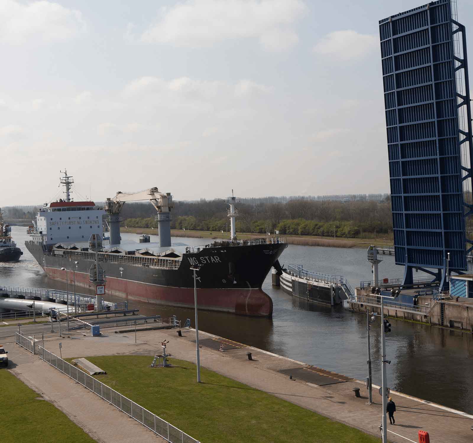 Tanker bij de haven van Terneuzen