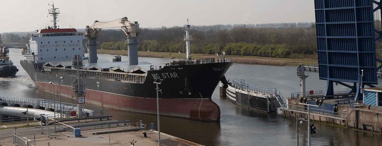 Tanker bij de haven van Terneuzen