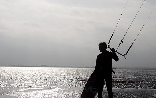 Kitesurfen aan de Oesterdam