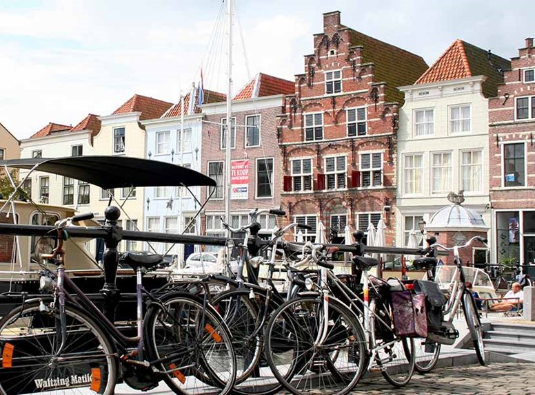 Fietsen op de kade in Goes