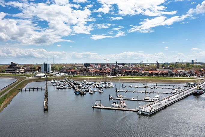Luchtfoto Terneuzen stad en sluizencomplex