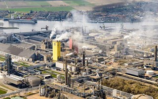 Luchtfoto chemische bedrijven Zeeland - veel mensen werken in de procesindustrie in Zeeland