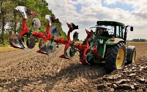 Ploegen van de Zeeuwse klei voor landbouw