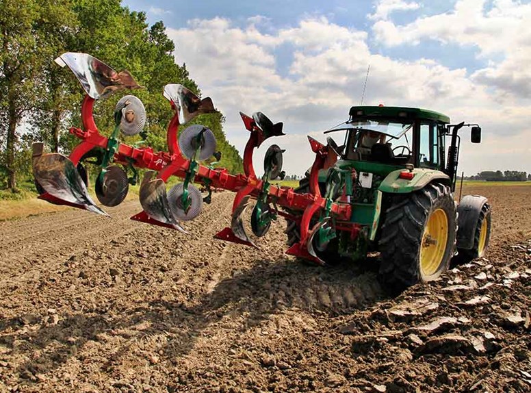 Ploegen van de Zeeuwse klei voor landbouw