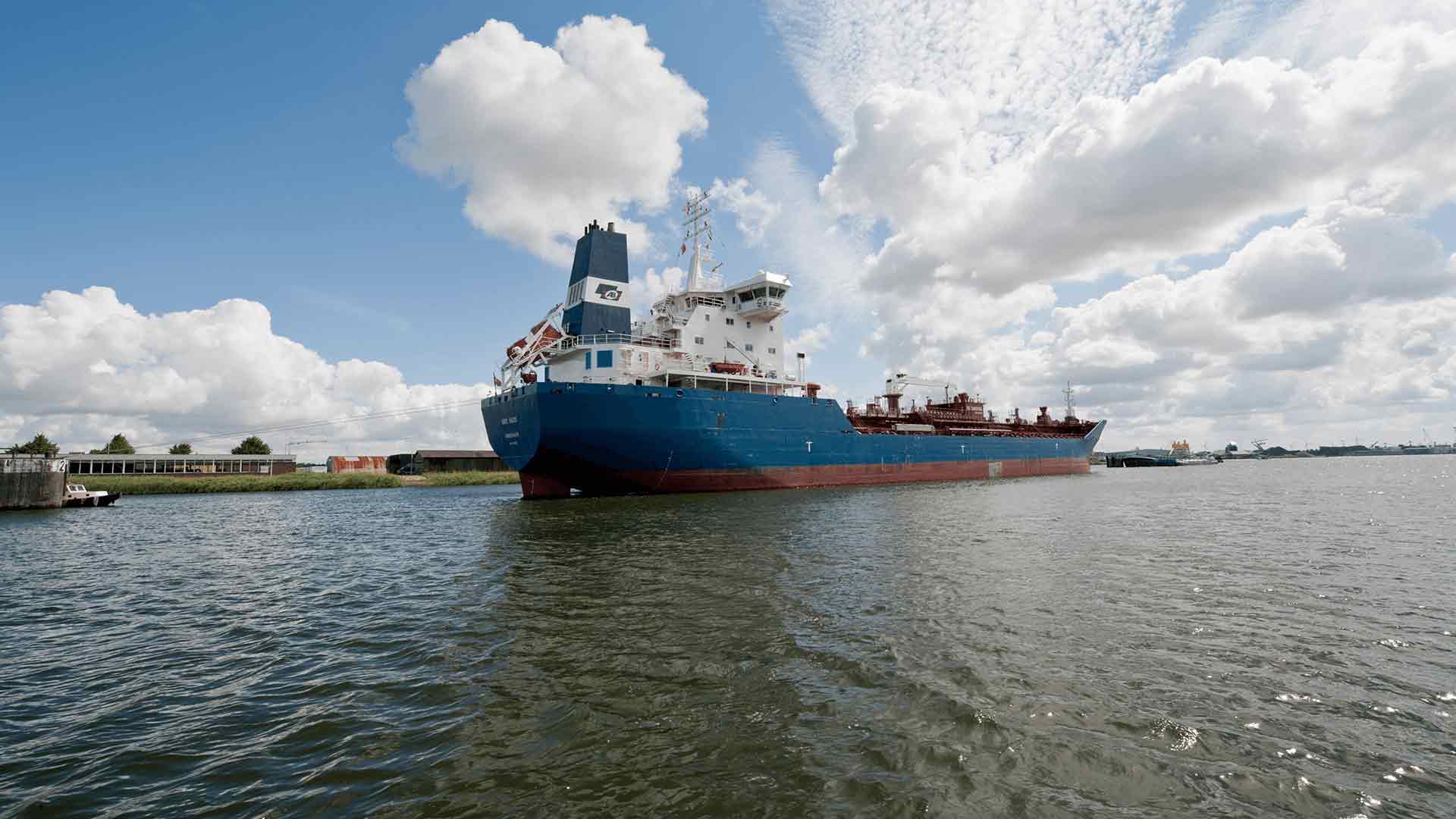 Tanker in de haven van Terneuzen