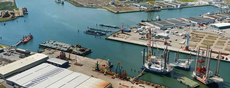 Luchtfoto van de haven, een voorbeeld van Logistiek in Zeeland