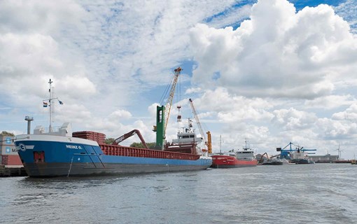 Schip bij Verbrugge Terminals in de haven van Terneuzen